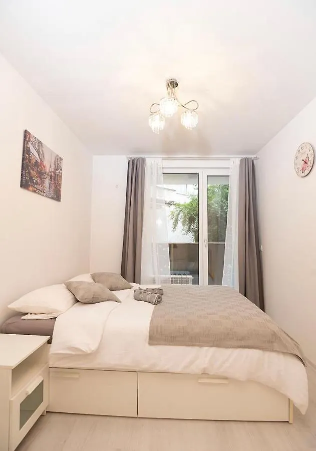 Top Central Apartment & Free Parking Sofia 0*,